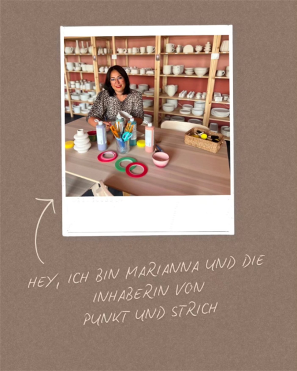 Marianna, Gründerin und Inhaberin von punktundstrich, in ihrem Keramikstudio
